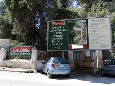 Scarpiniamo costeggiando inizialmente l'inferriata azzurra della scuola media Michelangelo e il muretto di una nuova villa. Dopo circa 150 metri notiamo un cancello giallo deturpato da alcune scritte e quasi "oscurato" da un imponente cartellone pubblicitario: � il vecchio ingresso del �villino della Ferrero�, la nostra prima tappa